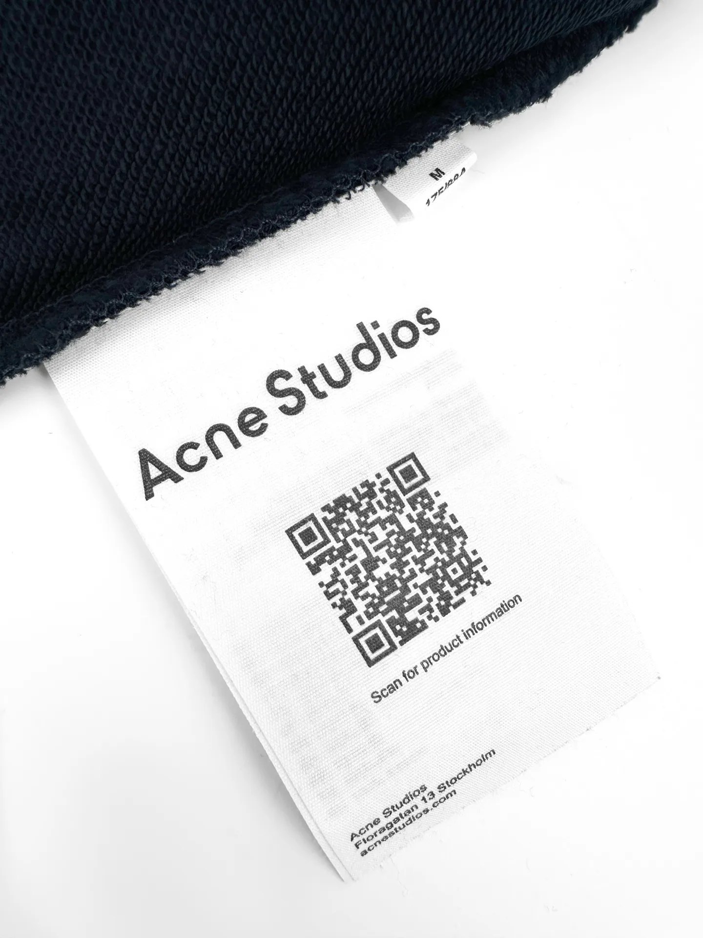 Acne Studi distressed distressed logo sweatshirt Custom etched soft raw cotton fleece Fluffy and soft, comfortable and skin-friendly Dark navy blue is quiet and restrained Matte mist base color symbiosis with destroyed texture Retro avant-garde style Denim rivet style logo printing on the chest Replicated old steel seal embossed texture The color tone naturally fades with the washing of the ready-made garments No fuss has been imprinted on the core of the brand spirit Artificially torn holes are carefully arranged in many places around the body. The cracks and raw edges are stretched wantonly. The wear traces eroded by time are reproduced. The regular shackles of traditional clothing are eliminated through deconstruction. The decadent street aesthetics and Nordic minimalist design genes are integrated to create outstanding avant-garde ready-to-wear products. Process 1: Using glue printing. The chest printing is modified after three times of film screen printing. Use glue liquid paint to print the pattern on the fabric. Bake the fabric to fix the printing pattern. Process 2: Many parts of the body of the garment are worn by pure manual regular positioning and manual brushing. Texture and depth are added to the surface of the clothing to imitate the texture of natural wear. Process 3: The fabrics are fermented and washed to give a better hand feel. Not easy to deform, not easy to shrink, not easy to fade, and maintain long-term beauty. Accessories: Customized 1:1 Acne trademark. Version: Loose version. Size: S M L XL. Style number: AA.
